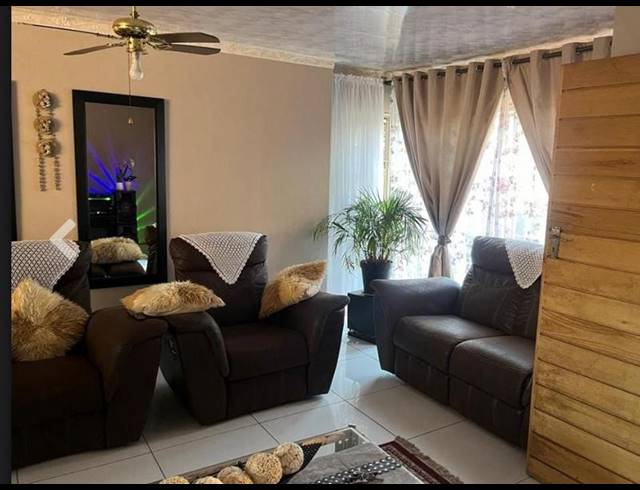 3 BEDROOM TOWNHOUSE FOR SALE IN VANDERBIJLPARK CE 3